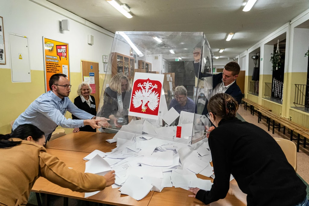 Podliczono głosy z prawie wszystkich okręgów Podliczono głosy z prawie wszystkich okręgów