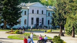 To najmniejsze miasto uzdrowiskowe w Polsce. Przyjeżdżała do niego Orzeszkowa 