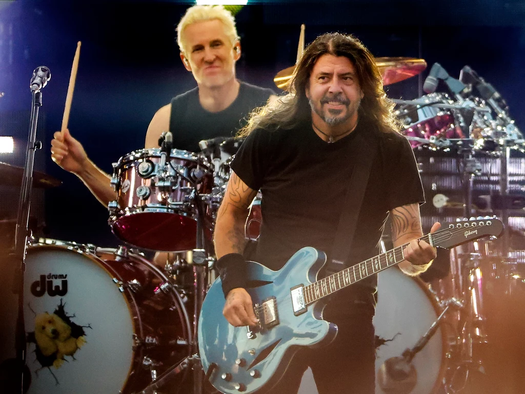 Josh Freese (z tyłu) i Dave Grohl w składzie Foo Fighters Josh Freese (z tyłu) i Dave Grohl w składzie Foo Fighters