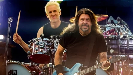 Josh Freese (z tyłu) i Dave Grohl w składzie Foo Fighters