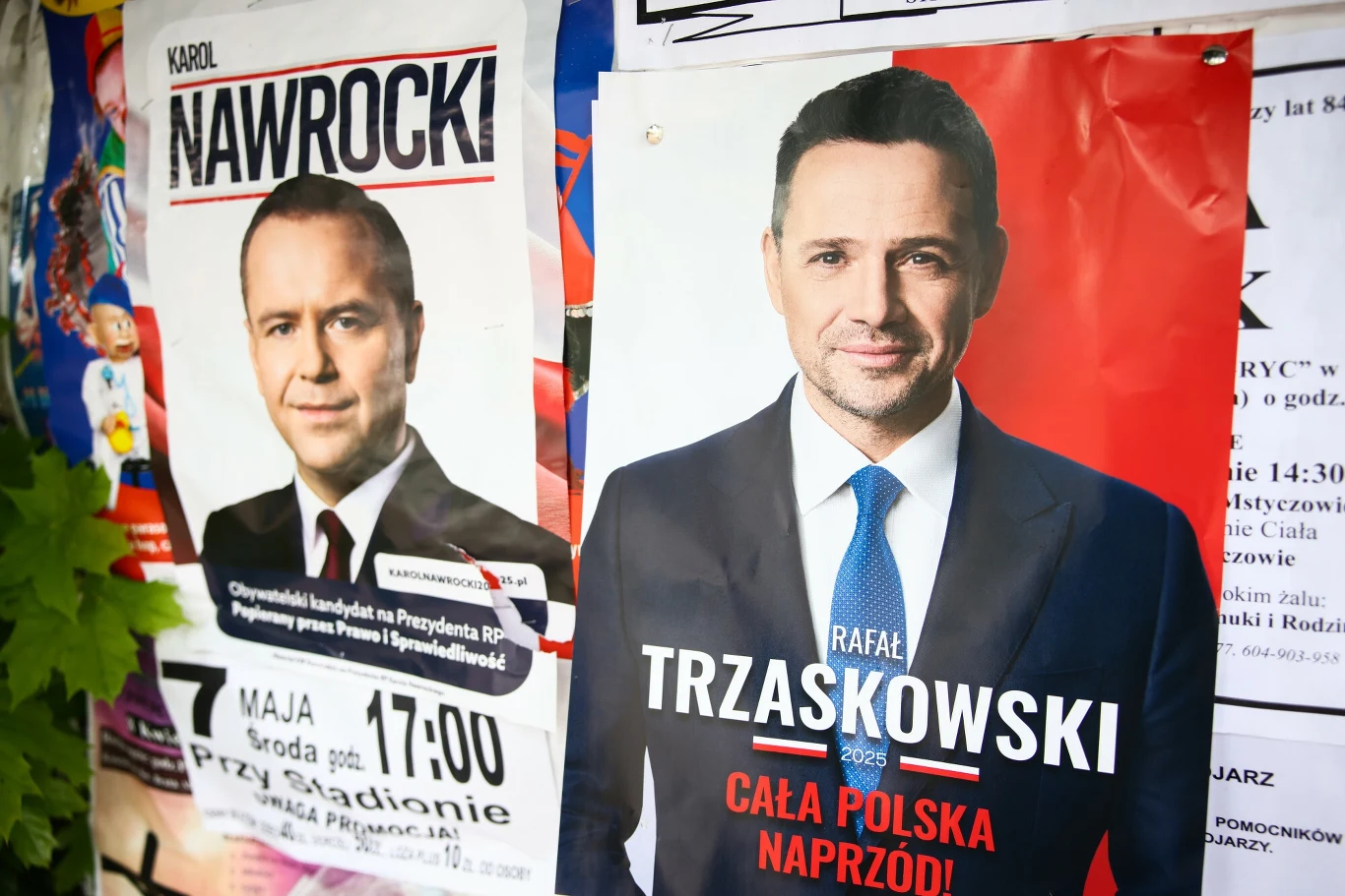 Wyniki wyborów: Karol Nawrocki kontra Rafał Trzaskowski. Czekają nas intensywne dwa tygodnie Dwa plakaty wyborcze przedstawiające kandydatów na prezydenta. Po lewej stronie plakat Karola Nawrockiego, po prawej stronie plakat Rafała Trzaskowskiego. Każdy z kandydatów ubrany jest w garnitur, uśmiecha się i patrzy prosto w obiektyw.