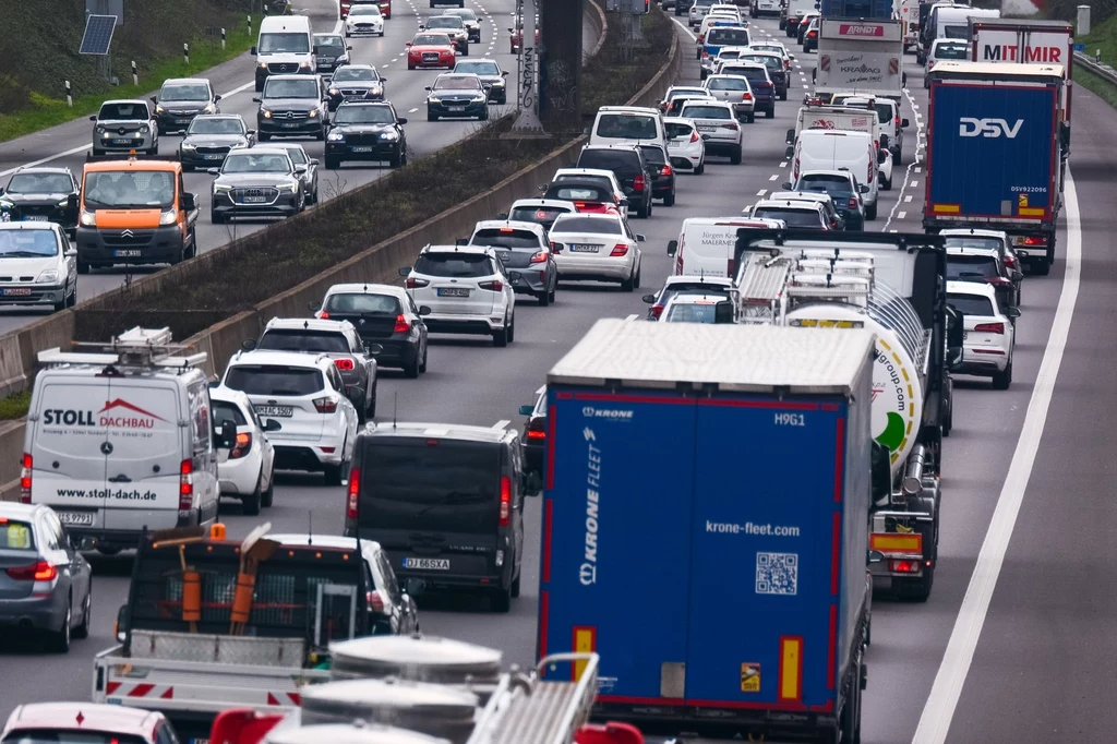 Niemcy uruchamiają pilotażowy program kontroli masy ciężarówek na autostradzie A4. Niemcy uruchamiają pilotażowy program kontroli masy ciężarówek na autostradzie A4.