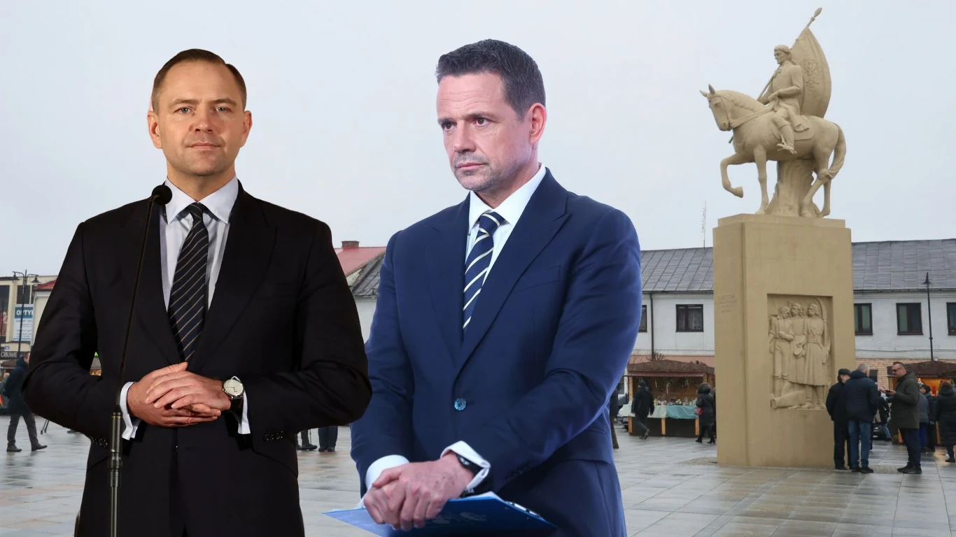 "Wybory wygrywa się w Końskich". Jak w tym mieście głosowali Polacy? Dwóch mężczyzn w garniturach stoi na placu miejskim, w tle pomnik przedstawiający postać na koniu. Obaj wyglądają na zaabsorbowanych, jakby uczestniczyli w oficjalnym wydarzeniu.