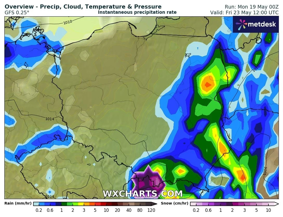 Mapa meteorologiczna przedstawiająca prognozę opadów nad Europą Środkową z widocznymi strefami intensywnych opadów na południu Polski. Zaznaczone są różne poziomy opadów deszczu i śniegu w zależności od koloru.