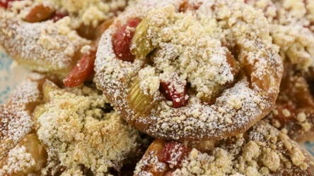 Drożdżówki z rabarbarem i kruszonką