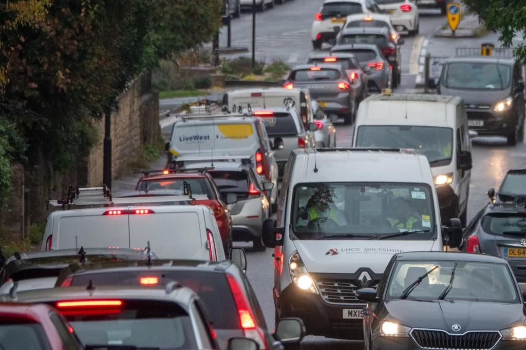 Jedna z brytyjskich organizacji zajmujących się bezpieczeństwem na drogach zaproponowała, by obniżyć ograniczenie prędkości do 16 km/h. Jedna z brytyjskich organizacji zajmujących się bezpieczeństwem na drogach zaproponowała, by obniżyć ograniczenie prędkości do 16 km/h.