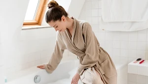 Dodaj do kąpieli, a pozbędziesz się cellulitu. Co warto wlewać do wanny, by przygotować wyszczuplającą kąpiel?