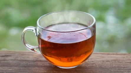 Herbata z liści malin to naturalny specyfik na przeziębienie i rozstrój brzucha