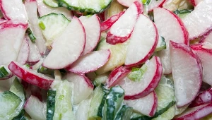 Prosta sałatka z wiosennych warzyw to porcja zdrowia 