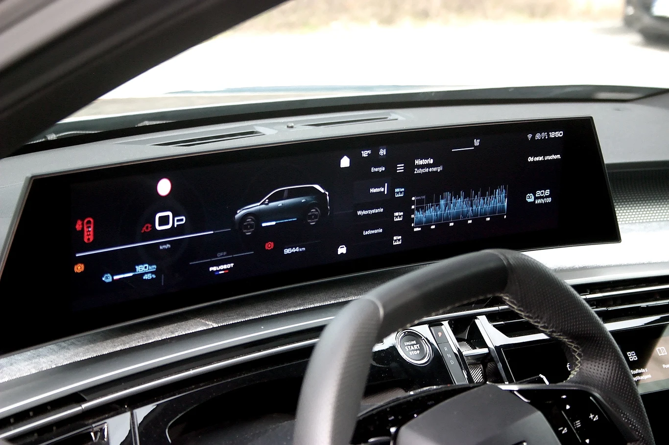 Dziś samochody to jeżdżące komputery, jednak elektronika zimą może zawieść Wyświetlacz w nowoczesnym samochodzie z zaawansowanym panelem pokazującym informacje o pojeździe, takich jak prędkość, zasięg oraz dane diagnostyczne. W tle widać kierownicę.