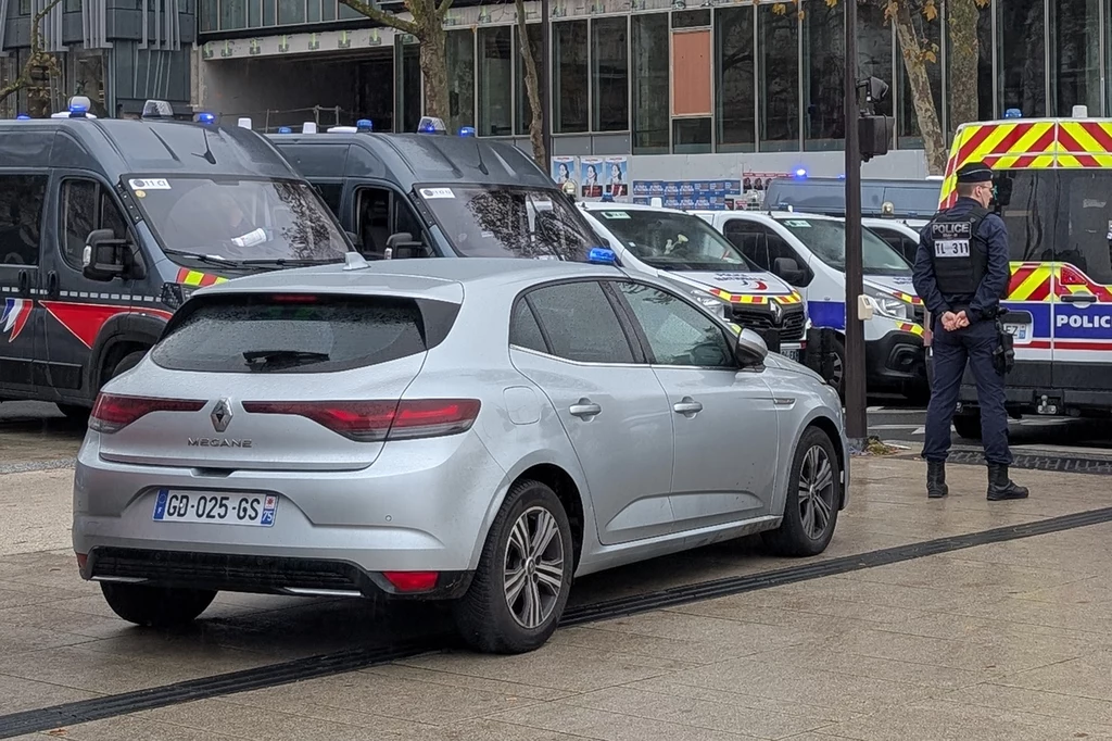 Popularnym nieoznakowanym radiowozem we Francji jest Renault Megane. Popularnym nieoznakowanym radiowozem we Francji jest Renault Megane.
