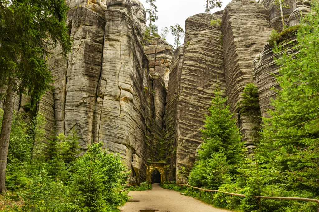 Adršpach, skalne miasto w Czechach, to chętnie odwiedzana przez Polaków atrakcja. Adršpach - skalne miasto w Czechach