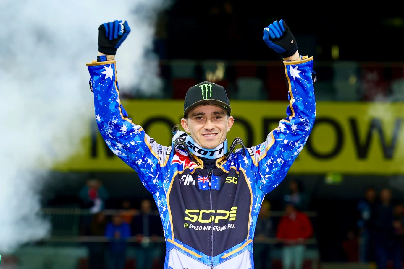 Jack Holder cieszy się z wygranej w Grand Prix.