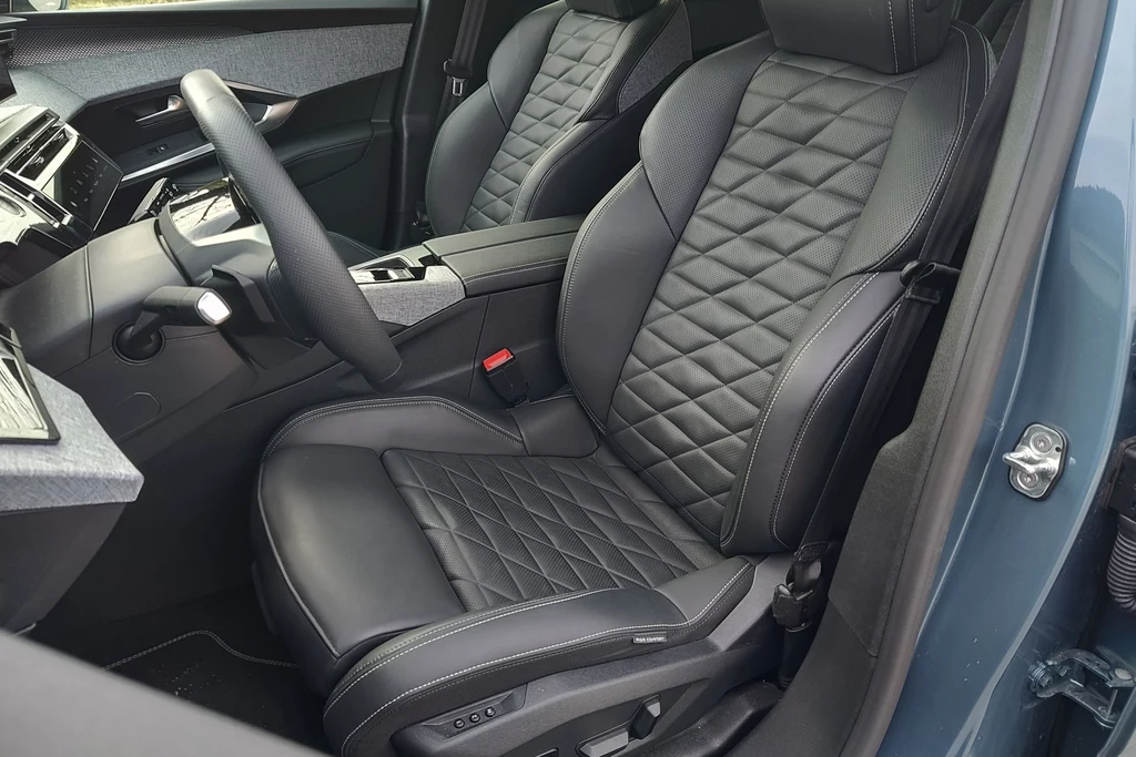 Peugeot e-5008 Przestronne i stylowe wnętrze samochodu z wygodnymi, skórzanymi siedzeniami. Deska rozdzielcza z wyrafinowanym wykończeniem oraz nowoczesną technologią.