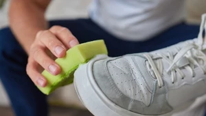 Dodaj kilka kropli do wody i przetrzyj buty. Odzyskają śnieżną biel