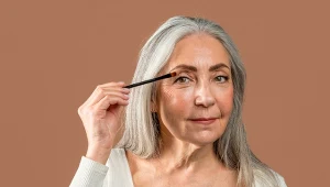 Masz opadające powieki? Tym makijażem optycznie powiększysz oko