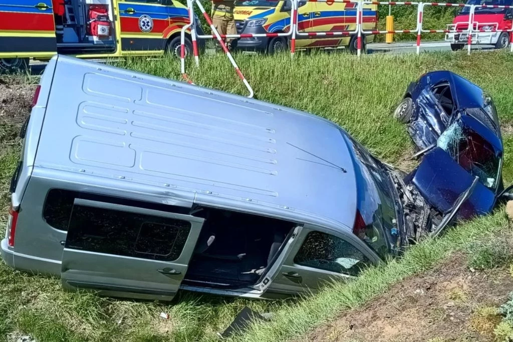 W miejscowości Poniatowo bus zderzył się z samochodem osobowym W miejscowości Poniatowo bus zderzył się z samochodem osobowym