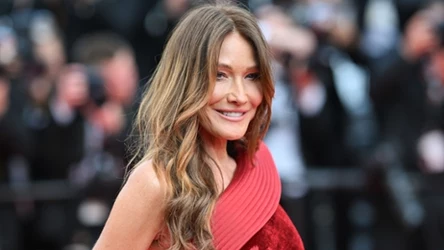 Carla Bruni poajwiła się w Cannes w czerwonej sukni 