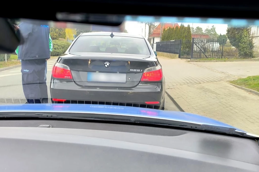 Policjanci potwierdzili przypuszczenia zgłaszającego funkcjonariusza – tablice rejestracyjne były podrobione. Policjanci potwierdzili przypuszczenia zgłaszającego funkcjonariusza – tablice rejestracyjne były podrobione.