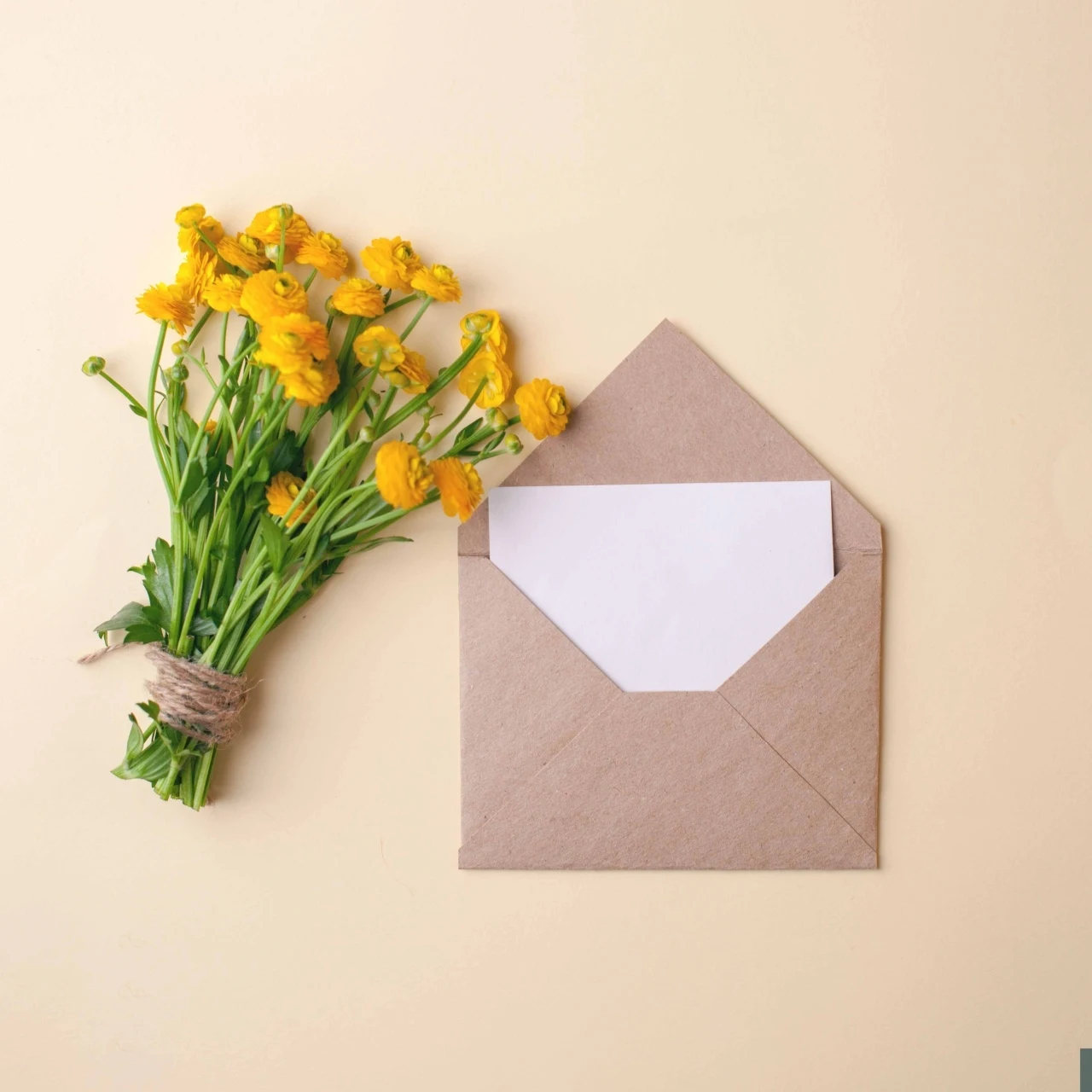 Własnoręcznie zrobiony prezent na Dzień Mamy - bukiet kwiatów i własnoręcznie wypisana karta