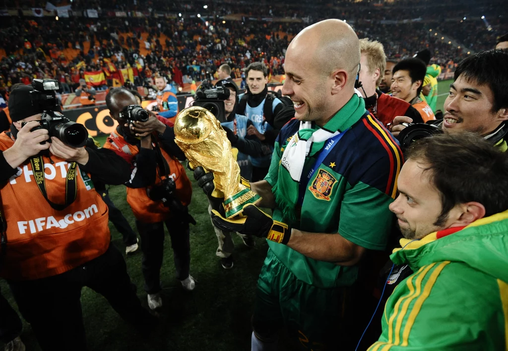 Pepe Reina z pucharem za mistrzostwo świata zdobytym z reprezentacją Hiszpanii w 2010 roku Pepe Reina z pucharem za mistrzostwo świata zdobytym z reprezentacją Hiszpanii w 2010 roku