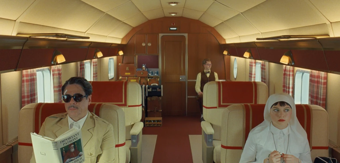 Benicio Del Toro, Michael Cera i Mia Threapleton w filmie "Fenicki układ"