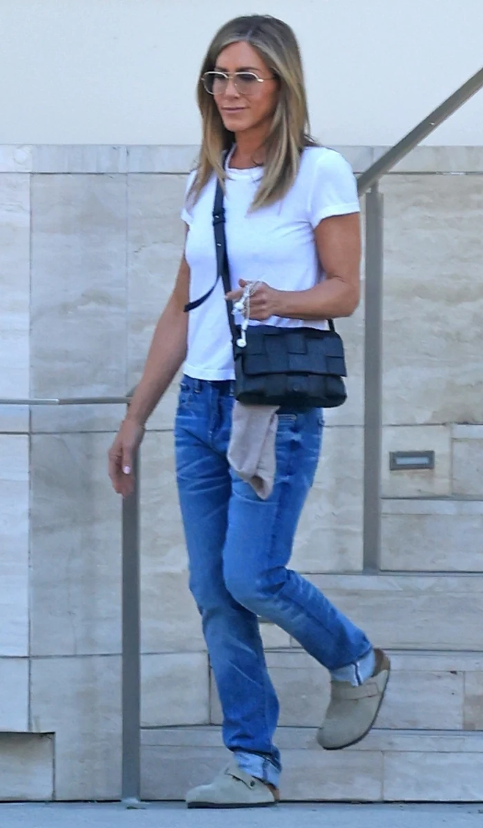 Jennifer Aniston w wygodnych klapkach do casualowej stylizacji