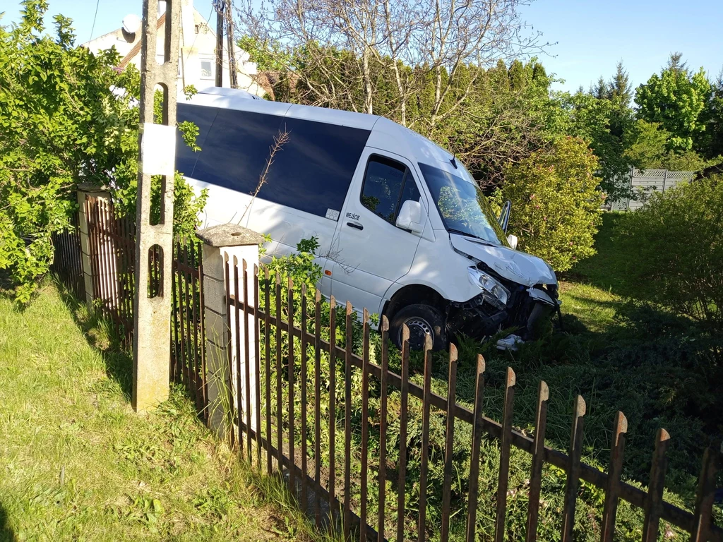 Wypadek z udziałem autobusu szkolnego w Łęgajnach. Ranne są dzieci Wypadek z udziałem autobusu szkolnego w Łęgajnach. Ranne są dzieci