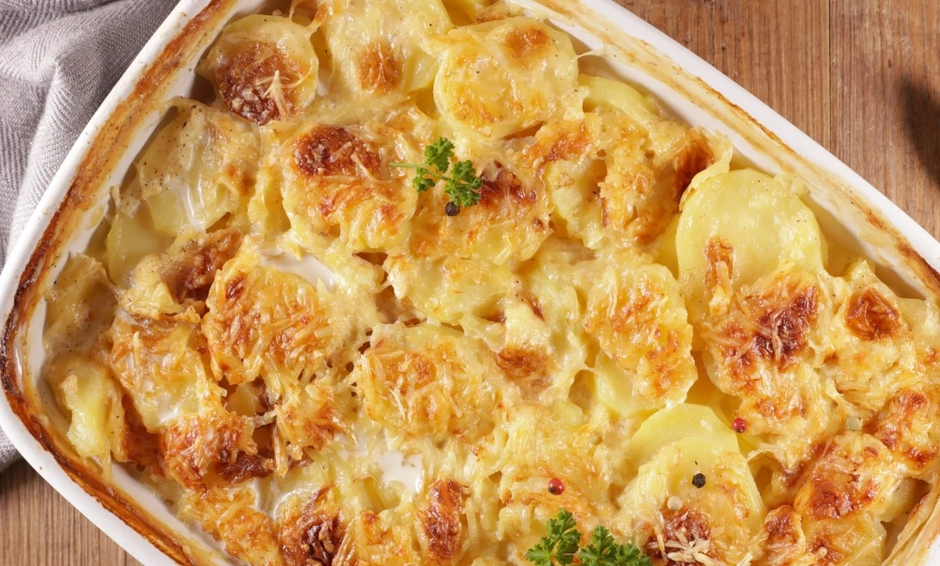 Moja rodzina uwielbia zapiekanki, a ta ziemniaczana z serem cheddar to jeden z naszych topowych przepisów Moja rodzina uwielbia zapiekanki, a ta ziemniaczana z serem cheddar to jeden z naszych topowych przepisów