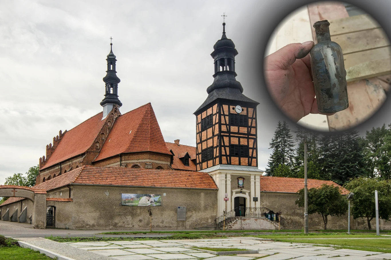 Na wieży klasztoru czekała na pracowników niespodzianka. Była tam ukryta wyjątkowa kapsuła czasu. Kościół z charakterystyczną wieżą zegarową w tradycyjnym stylu architektury sakralnej z czerwonym dachem. W prawym górnym rogu widoczna jest ręka trzymająca niewielką, zardzewiałą butelkę.