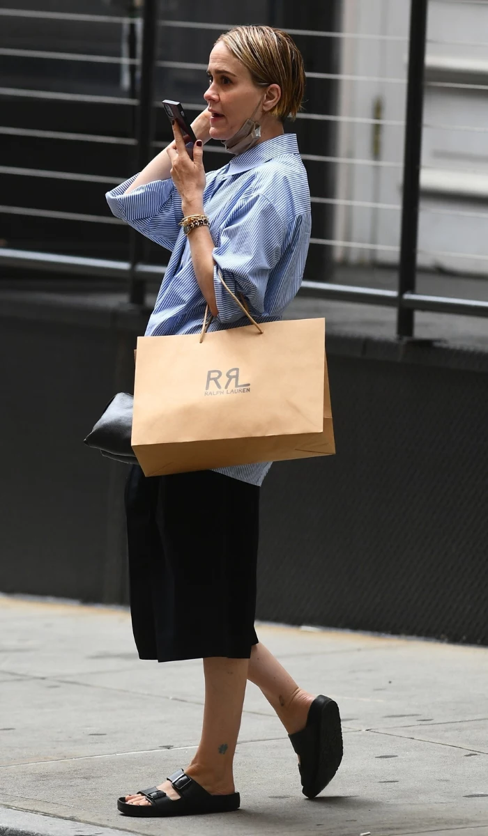 Sarah Paulson w wygodnych klapkach