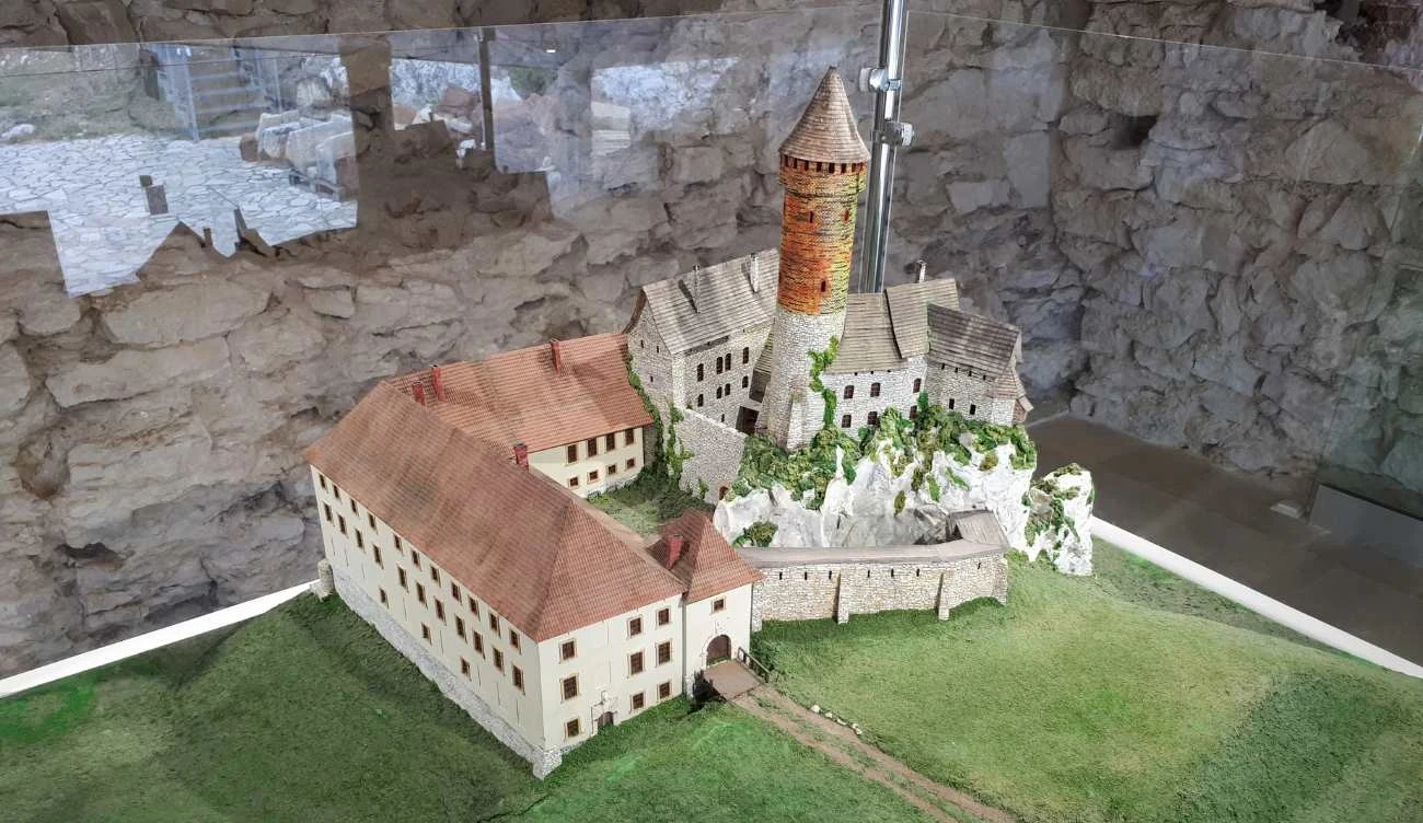 Makieta zamku w Rabsztynie Makieta zamku w Rabsztynie