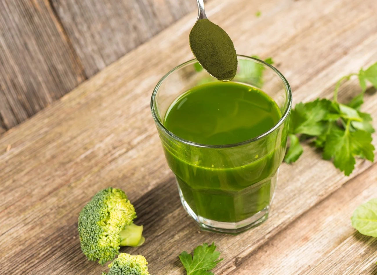 Chlorofil, znajdujący się w sporej ilości chlorelli, wzmacnia układ odpornościowy oraz usuwa toksyczne substancje. Chlorofil, znajdujący się w sporej ilości chlorelli, wzmacnia układ odpornościowy oraz usuwa toksyczne substancje.