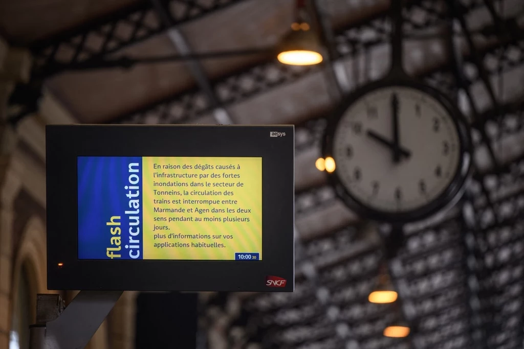 Informacja o opóźnieniach na kolei spowodowanych prze ulewę w rejonie Tonneins. Woda podmyła torowisko w tym rejonie, unieruchamiając pociąg TGV z pół tysiącem osób na pokładzie Informacja o opóźnieniach na kolei spowodowanych prze ulewę w rejonie Tonneins. Woda podmyła torowisko w tym rejonie, unieruchamiając pociąg TGV z pół tysiącem osób na pokładzie