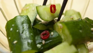 Ogórki "krokodylki" to kultowa przekąska w polskiej kuchni, znana z wyrazistego, słodko-pikantnego smaku.