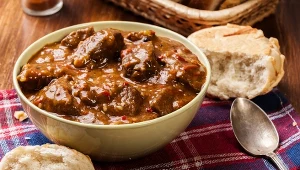 Gulasz wołowy rozpływający się w ustach. Aromat kminku i majeranku
