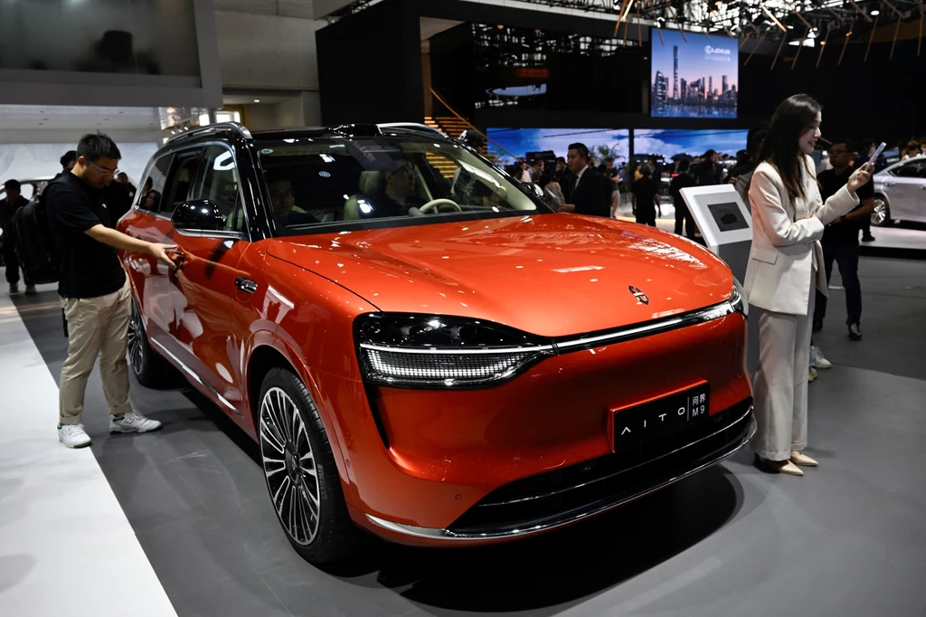 Aito A9 to SUV, który podbija chiński rynek. Dzięki temu modelowi firma wyprzedziła BMW i Mercedesa. Aito A9 to SUV, który podbija chiński rynek. Dzięki temu modelowi firma wyprzedziła BMW i Mercedesa.