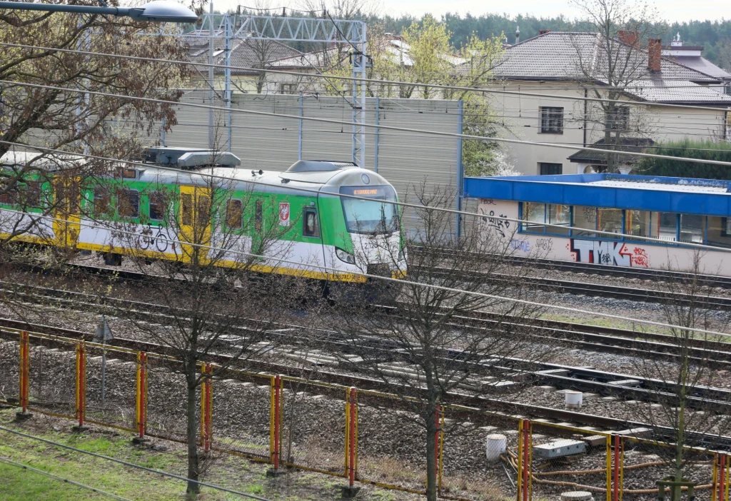 Nowe przepisy na torach. Koniec obowiązkowego sygnału dźwiękowego