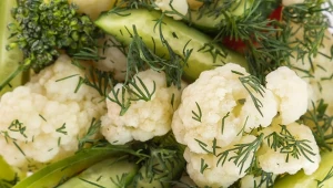 Tak zrobisz najlepszą sałatkę z kalafiorem. Nawet nie musisz go gotować