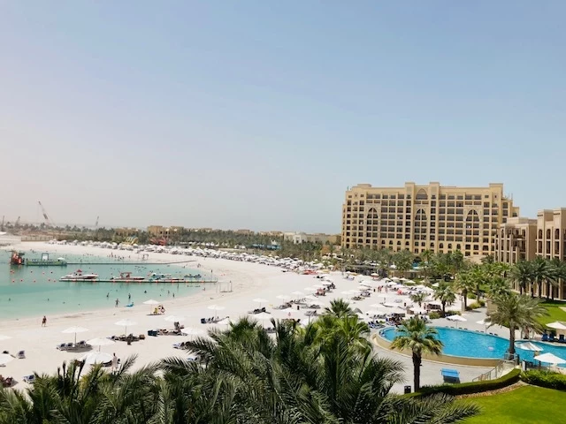 Piaszczyste plaże, palmy, lazurowe morze. Oto Ras al-Khaima, najpiękniejszy ze Zjednoczonych Emiratów Arabskich Piaszczyste plaże, palmy, lazurowe morze. Oto Ras al-Khaima, najpiękniejszy ze Zjednoczonych Emiratów Arabskich