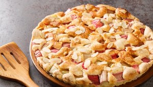 Kruche ciasto i rabarbarowo-migdałowe nadzienie. Smaczna tarta na wiosnę