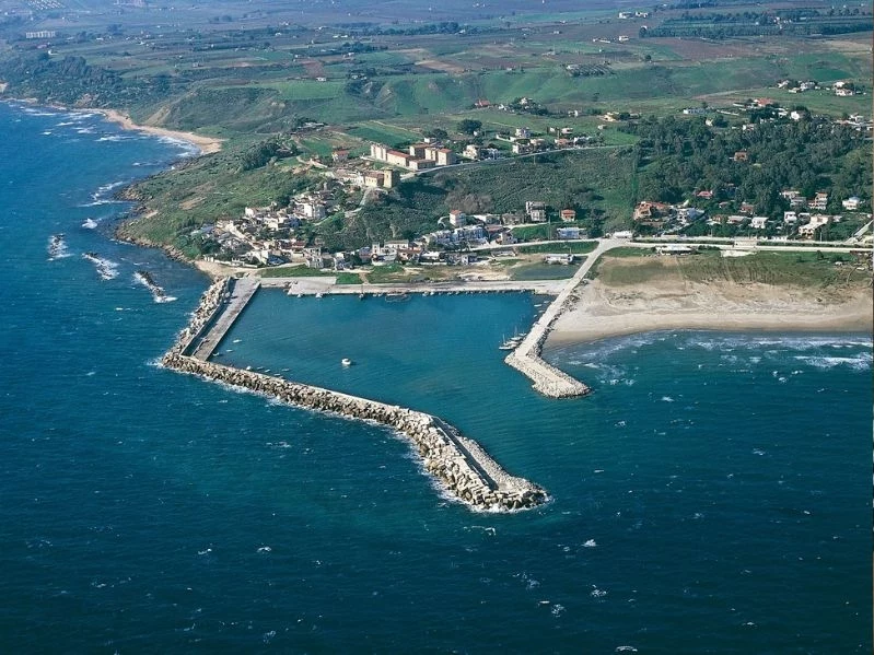 Widok z lotu ptaka na Porto Palo di Menfi na Sycylii - widoki są naprawdę nieziemskie Widok z lotu ptaka na Porto Palo di Menfi na Sycylii - widoki są naprawdę nieziemskie