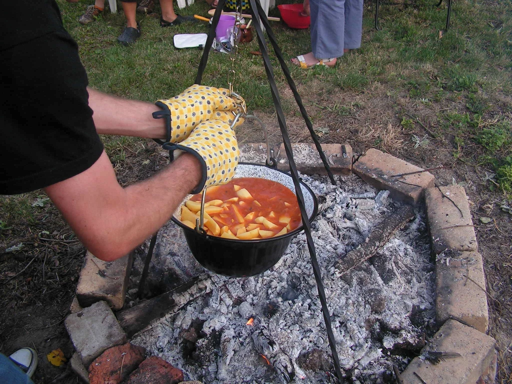 Bogracz przygotowywany tradycyjnie w kociołku nad ogniskiem Bogracz przygotowywany tradycyjnie w kociołku nad ogniskiem