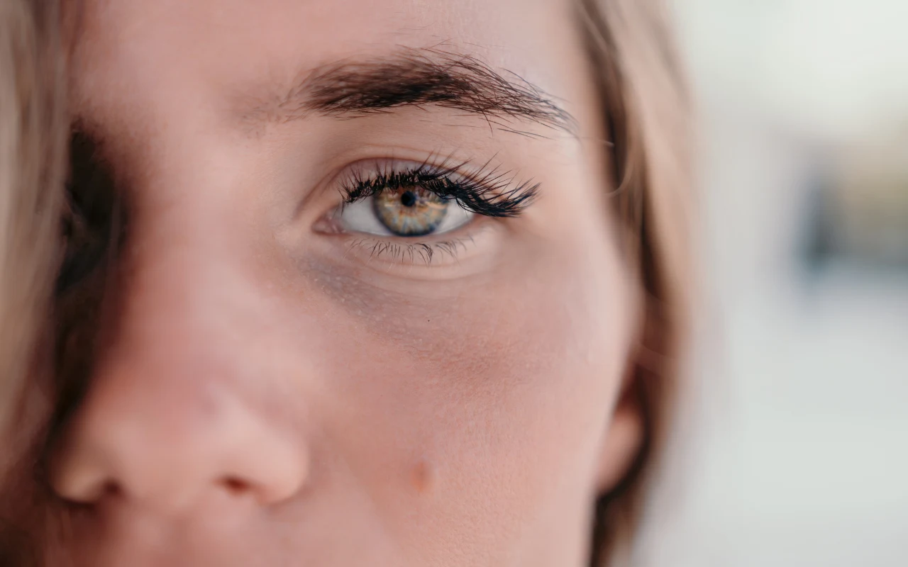 Jak wykonać makijaż opadającej powieki?