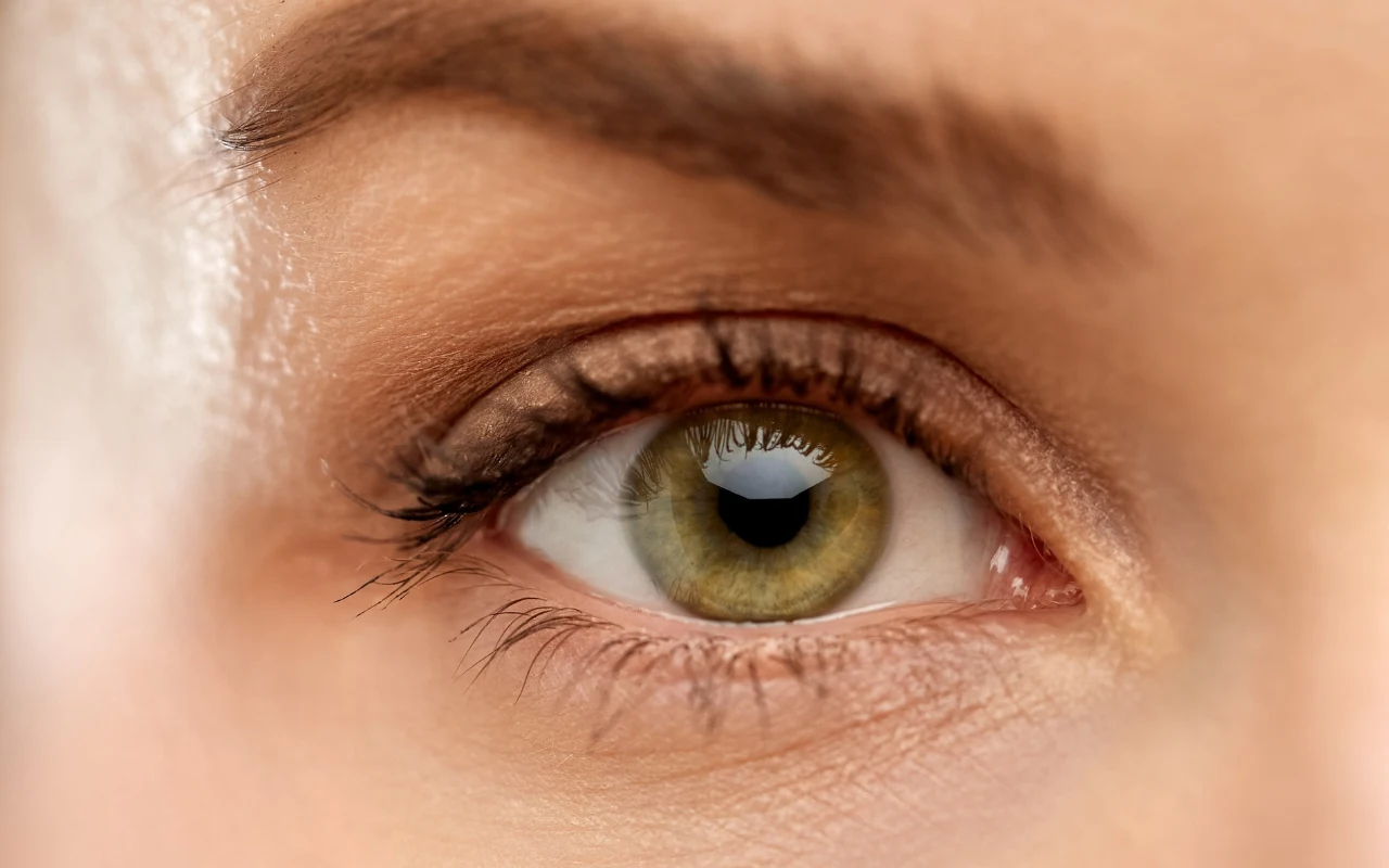 Makijaż na opadającą powiekę