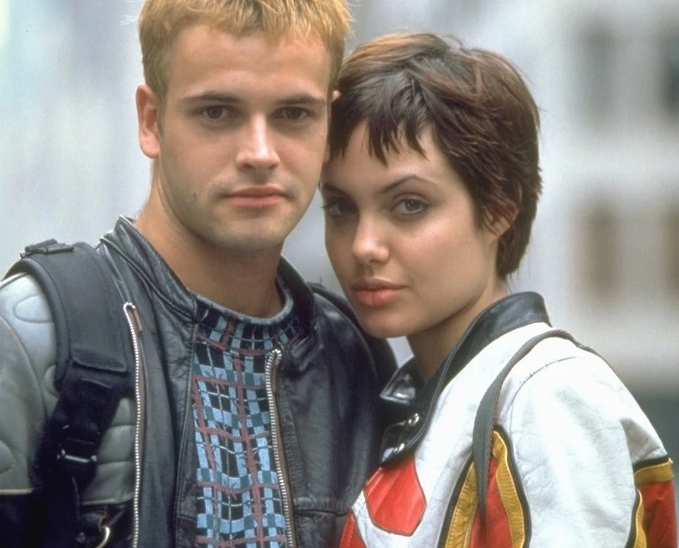 Jonny Lee Miller i Angelina Jolie w filmie "Hakerzy" Jonny Lee Miller i Angelina Jolie w filmie "Hakerzy"