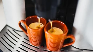 Kawa jest źródłem magnezu, witamin z grupy B oraz cynku. Odpowiednie dodatki mogą podkręcić walory zdrowotne tego napoju