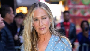 60-letnia Sarah Jessica Parker w kostiumie w groszki. To idealny deseń dla pań po "50"