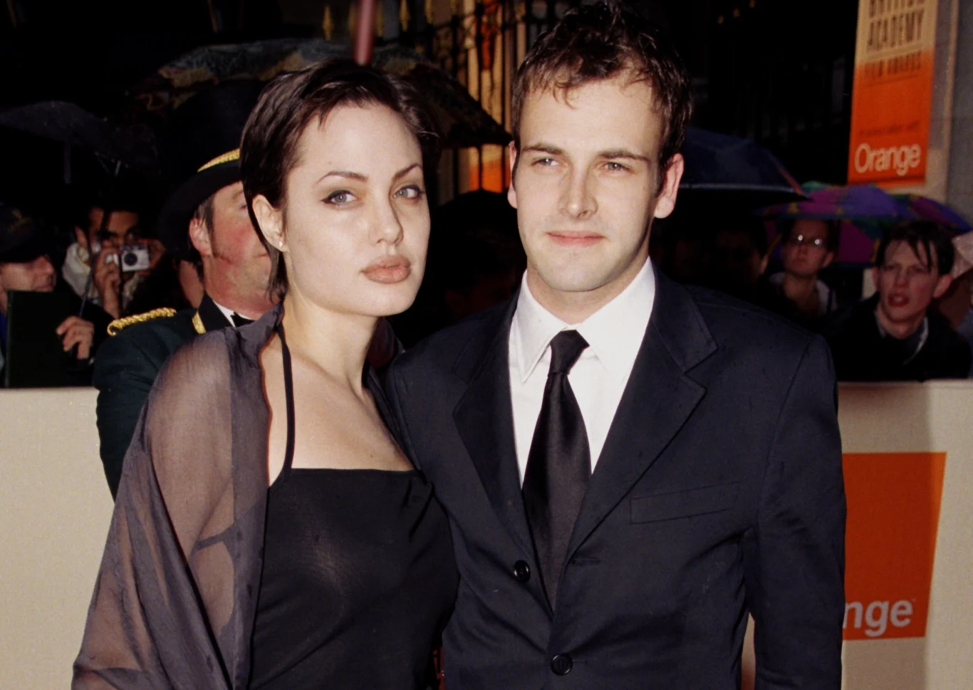 Angelina Jolie i Jonny Lee Miller w 1998 roku Angelina Jolie i Jonny Lee Miller w 1998 roku