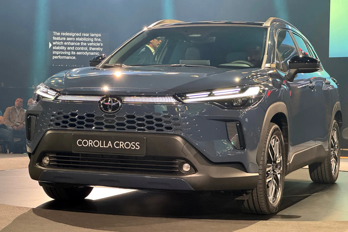 W Toyocie Corolli Cross szacunkowy koszt reflektora to nawet 8 tys. zł. Przód samochodu Toyota Corolla Cross ze szczegółowo widoczną atrapą chłodnicy i reflektorami. Samochód stoi na wystawie, dobrze oświetlony, z widocznymi szczegółami konstrukcji nadwozia.